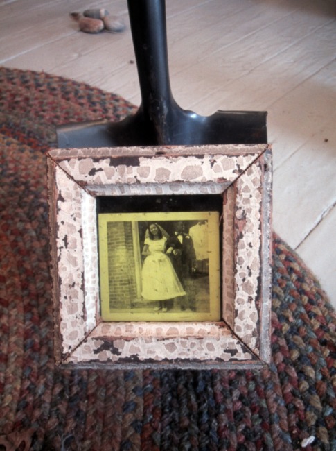 slide IRC.2012.03710 (old number: GRA.L-A010) showing Lonnie Graham's installation, Artist Studio, at the Mattress Factory, 2001.