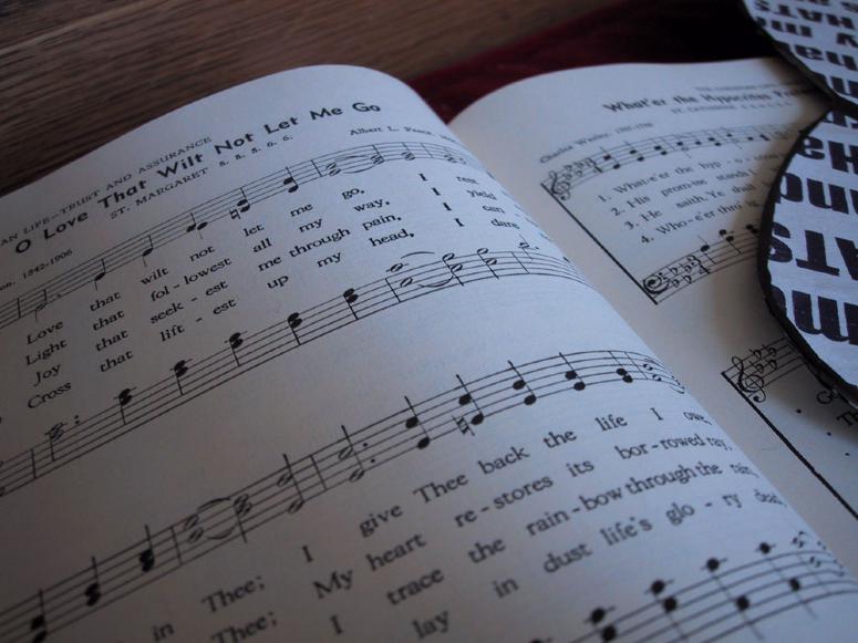 Digital image IRC.2013.01037 showing Jo-Anne Bates's installation, Sunday Mornin = Hats, Hats &amp; Mo Hats, at the Mattress Factory, 2003.