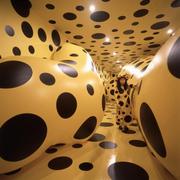 Yayoi Kusama, <em>Dots Obsession</em>, 1996