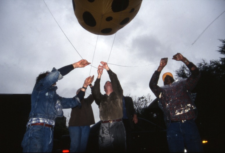 slide IRC.2012.03343 (old number: KUS.Y-D084) showing Yayoi Kusama's installation, Dots Obsession, at the Mattress Factory, 1996.