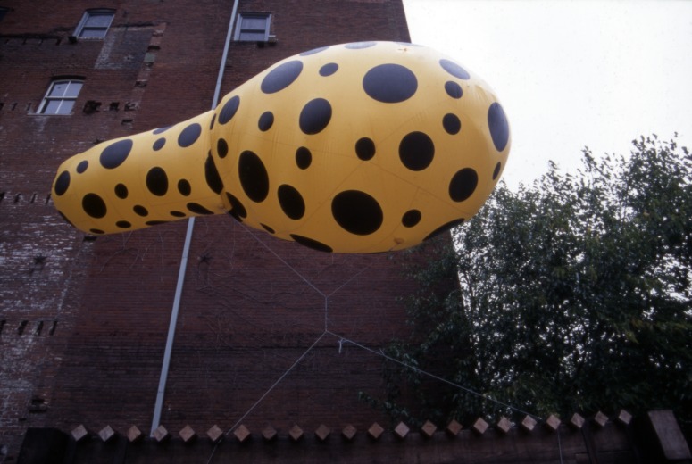 slide IRC.2012.03348 (old number: KUS.Y-D089) showing Yayoi Kusama's installation, Dots Obsession, at the Mattress Factory, 1996.