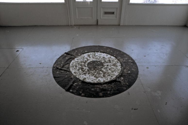 slide IRC.2012.00541 (old number: BRA.D-P009) showing Dove Bradshaw's installation, Plain Air, at the Mattress Factory, 1990.