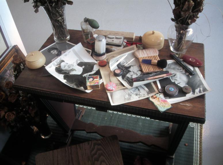 slide IRC.2012.00485 (old number: BER.D-S014) showing Dennis Bergevin's installation, Studio Portrait of the Artist, at the Mattress Factory, 2001.