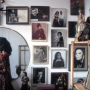 slide IRC.2012.00472 (old number: BER.D-S001) showing Dennis Bergevin's installation, Studio Portrait of the Artist, at the Mattress Factory, 2001.