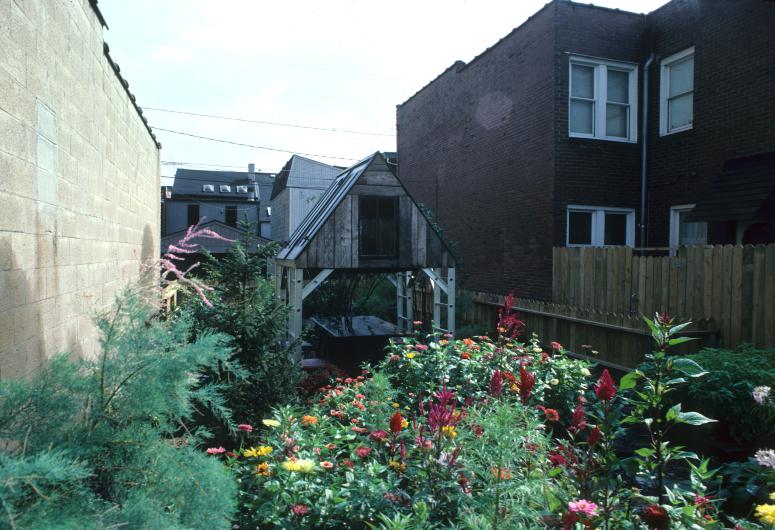 slide IRC.2012.00068 (old number: ACC.V-M005) showing Vito Acconci's garden installation, Making Shelter: House of Used Parts, at the Mattress Factory, 1986.